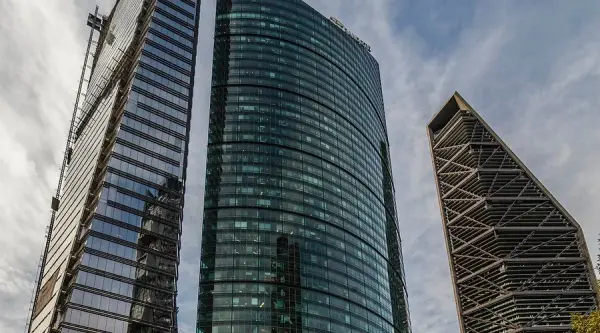 Torre corporativa representando estabilidad y crecimiento empresarial